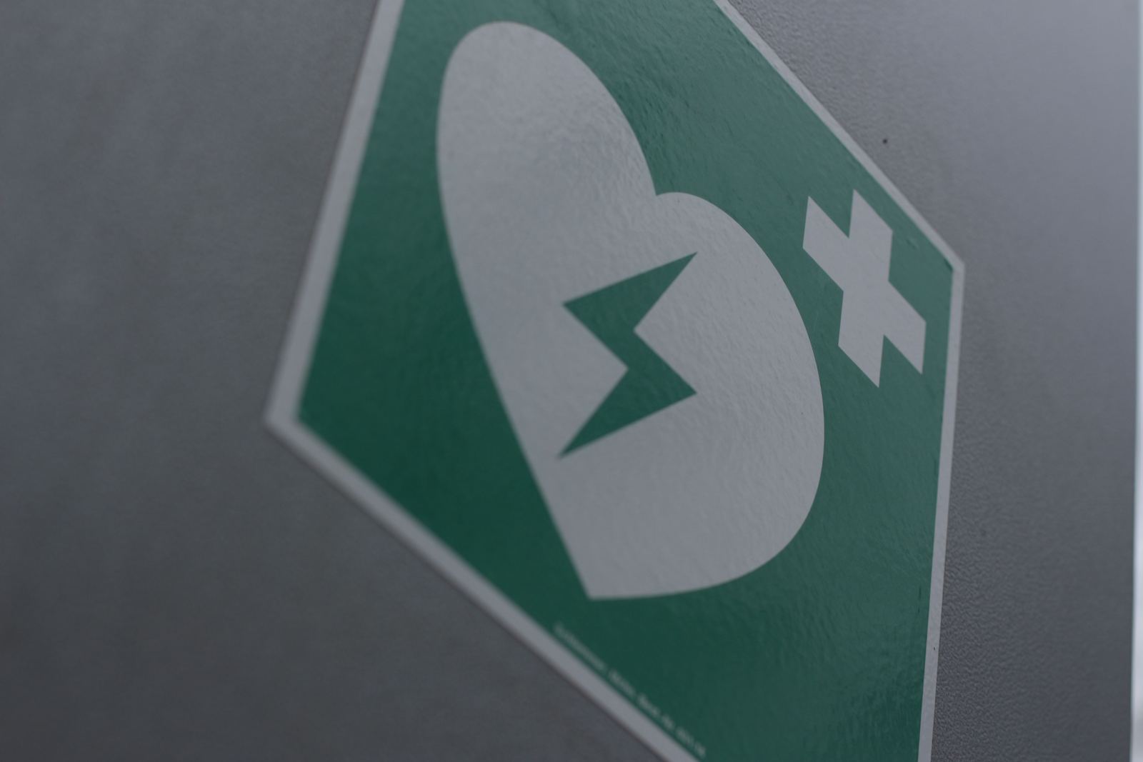 Groen pictogrambord dat de plaats van een AED aanduidt